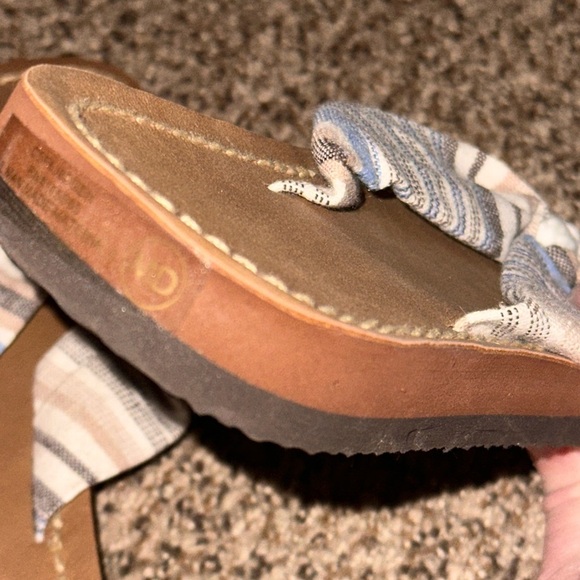 Adorable White and Tan Sandals with Thong Style Comfort Cloth Stripped Medium - Picture 7 of 9